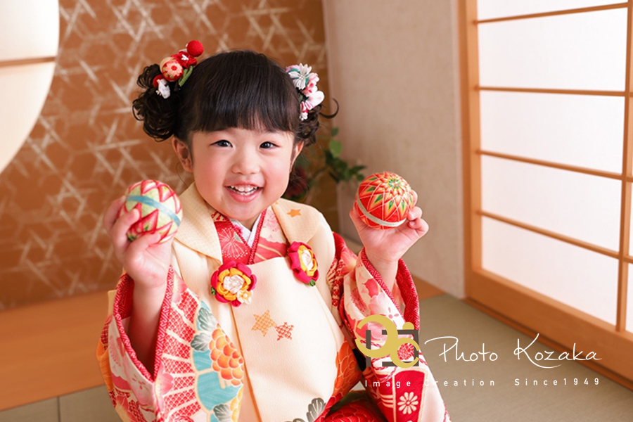 七五三３歳女の子｜和室で鞠遊びをする着物姿