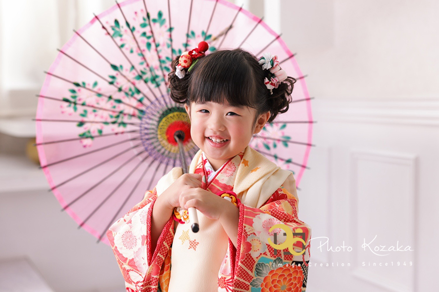 七五三３歳女の子｜和傘を持った上品な笑顔の着物姿